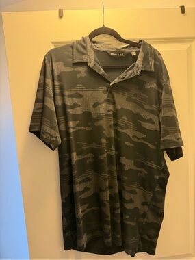 Travis Mathew Men's black and Gray Camo Polo